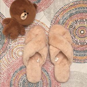 NWB FURRY CROSS SLIPPER PINK fuzzy pink slipper